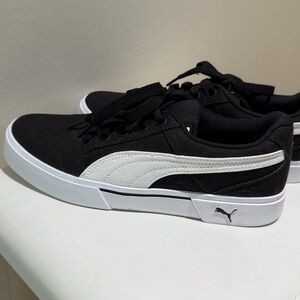 Women’s Puma Softfoam Comfort Black Sneakers with White Accents. Women’s Size 9